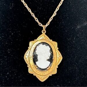 Vintage Edwardian Etched Black White Cameo Locket Necklace Glass Brass Chain 33”